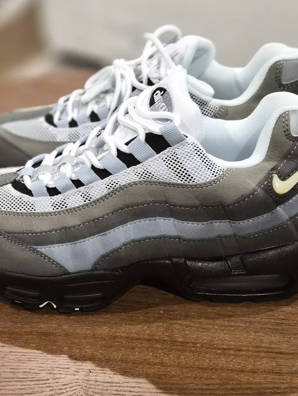 Never Worn Nike Air Max Men’s Sz 8.5 White and Gray Casual Sneakers